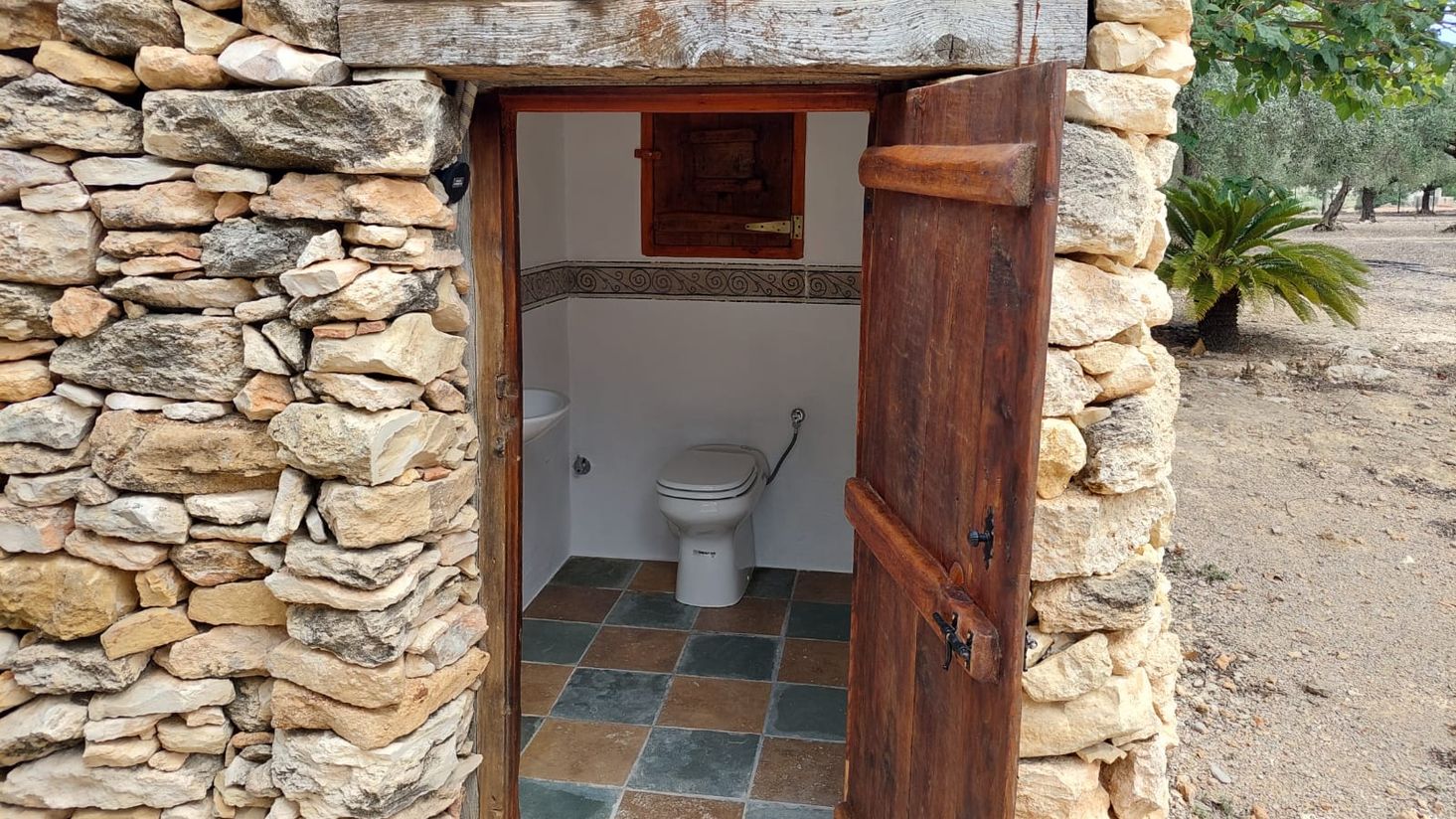 Toilet bij het zwembad