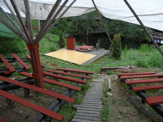 Ateljeen katettu amfiteatteri ja esiintymisla sijaitsevat Lummelammen rannalla.