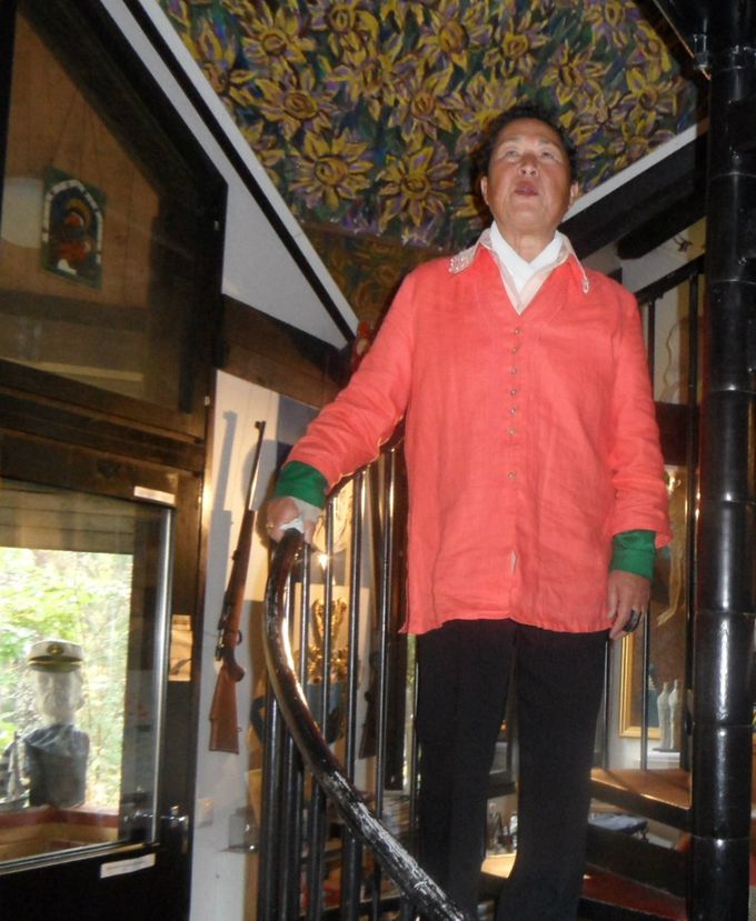 Villa Vesperin väen yllätti kaunis japaninkielinen laulu, joka kertoi kirsikkapuiden kukinnasta. Esiintyjän taustalla taitelijan maalaus etelä-ranskalaisesta aurinkokukkaviljelmästä ateljeen kattolaipiossa.