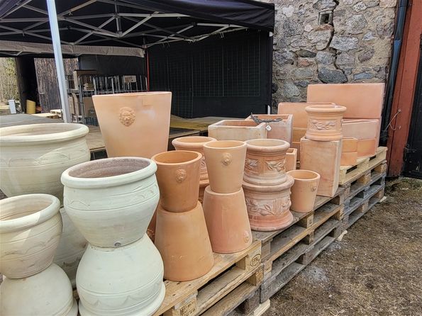 Mera modeller av Terracotta krukor.