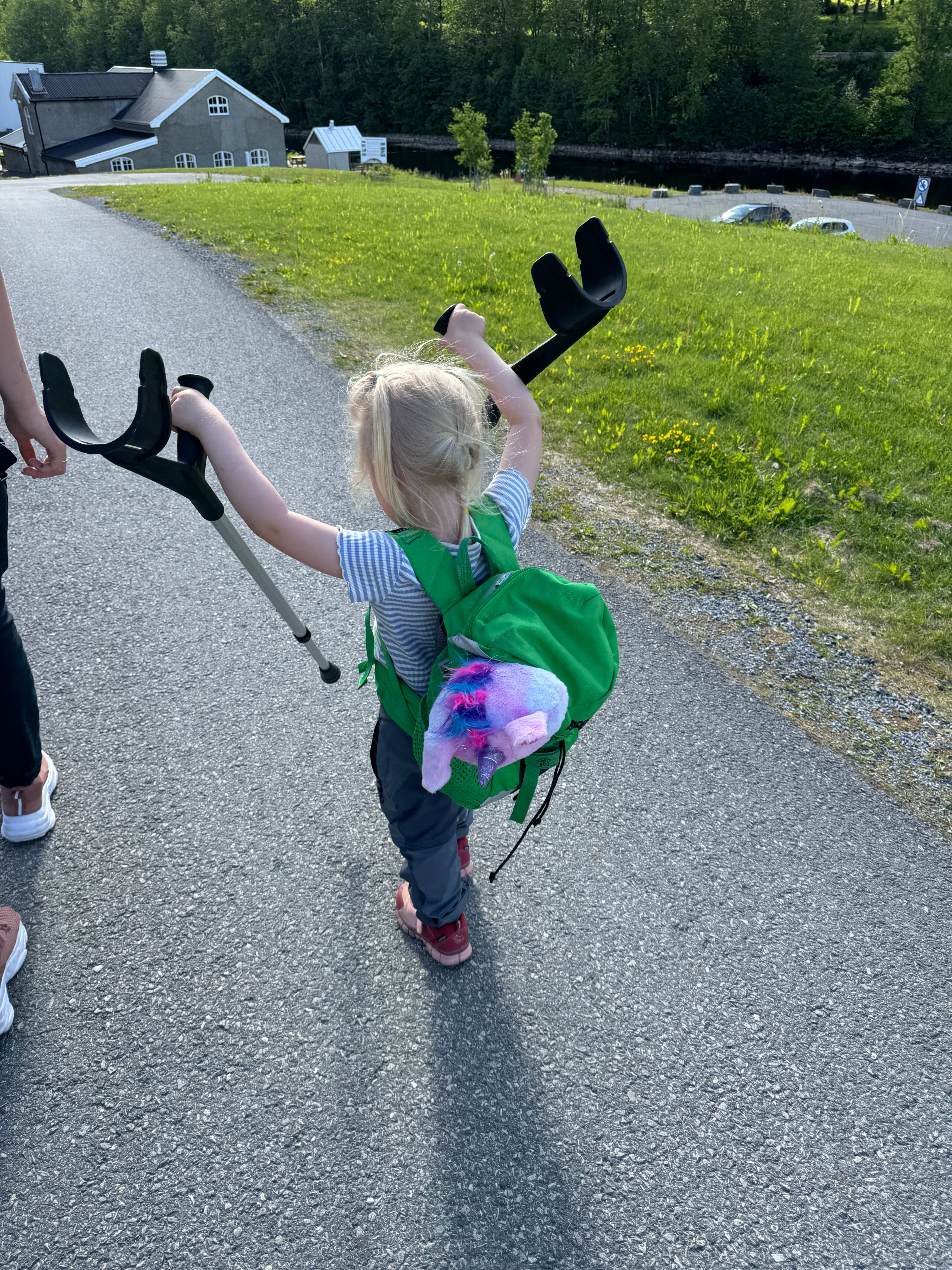 Hun tar vare på Omela's ekstraføtter:)