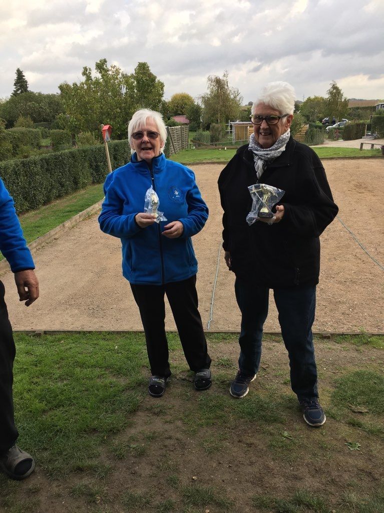 Præmieoverrækkelse til Karin og Kirsten for en 2 plads. Tillykke