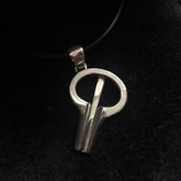 Halsband med hängsmycke Mungiga.