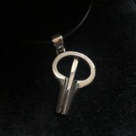 Halsband med hängsmycke Mungiga.