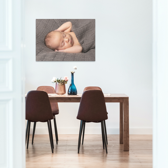 Nyfødt bilde på veggen hjemme, brun toner.