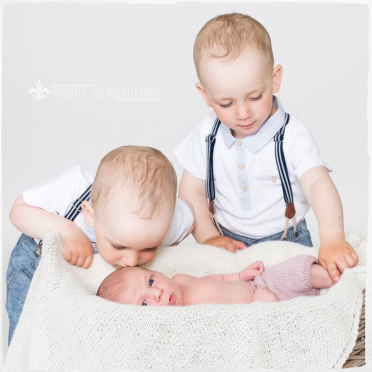 Baby sisters gets a kiss