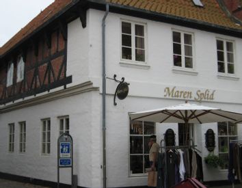 På muren af dette hus sidder en messingplade til minde om Maren Splid der blev brændt på bålet d.10. novemper 1641. Hun boede i dette hus.