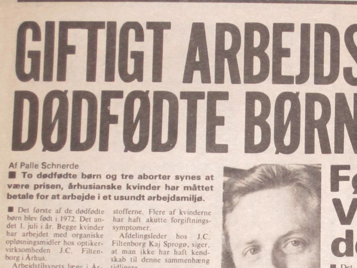 







To dødfødte børn og tre aborter synes at være prisen, århusianske kvinder har måttet betale for at arbejde i et usundt miljø med skadelige opløsningsmidler.
Det første af de dødfødte børn blev født i 1972. Det andet 1. juli 1977. Begge kvinder har arbejdet med organiske opløsningsmidler hos et århusiansk optikervirksomhed. Arbejdstilsynet har været på uanmeldt besøg hos optikervirksomheden. Her fandt man helt utilfredsstillende forhold i to afdelinger, hvor der arbejdes med organiske opløsningsmidler. I det ene lokale hang der en kraftig lugt af farlig toluen. Der var ikke etableret udsugning. I det andet lokale arbejdes der med triklortylen, et stof som er yderst farligt. Heller ikke her er der udsugningsanlæg.