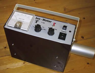 







Her vises et af verdens fineste instrument til måling af luftens elektriske balance mellem positive og negative ioner. Hvis der er rigtig mange positive ioner i luften kan instrumentet måske afsløre, om det er luftarten radon, støv eller svampespore?