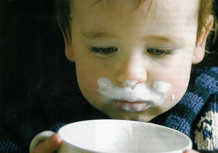 Jeg har altid syntes, at det er synd for børn, hvis forældre der ikke køber økologisk sødmælk som indeholder langt flere vitaminer, livsvigtige fedtstoffer og mineraler i forhold til discaunt mælk; minimælk, letmælk, skummetmælk som kan købes til spotpriser på børnenes sundhed og bekostning!!......Hvis man sætter 4 glas mælk foran dem af forskellige slags, vælger børnene det glas som indeholder økologisk mælk?