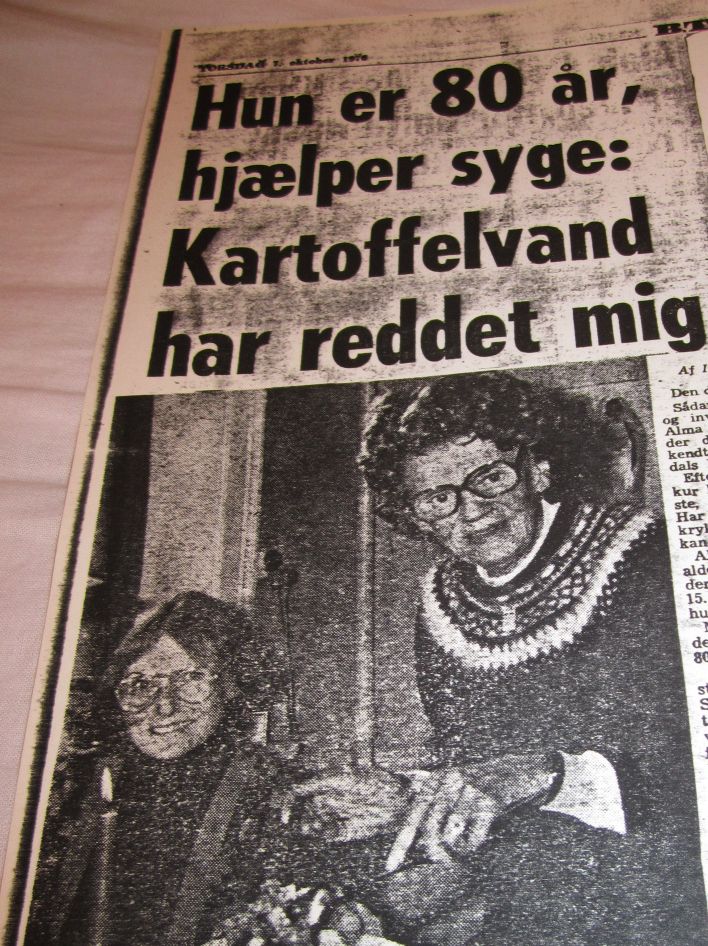 Den danske engel. Sådan kalder kronisk syge og invaliderende mennesker Alma Nissen, hvilket førte hende til at hun i en meget sen alder startede Brandal Helsehjem i Sverige, hvor over 10.000 patienter gennem 30 år fik hendes behandling med kartoffelkuren. På det tidspunkt jeg læste en artikel i BT d. 7. oktober 1976, forvandlede hun og Julia Vøldan mit liv fra helvede til et lysglimt fra himmelen. I 1973 var jeg blevet uddannet øliefyrsmontør og vidste godt, at når man puttede kartoffelskræller i en kakelovn, så forsvandt løbesod i en skorsten. Så når en kakelovn blev ren indvendig af kartoffelskræller, så måtte kartoffelkuren også kunne rense mig i sjæl og på legeme!!...