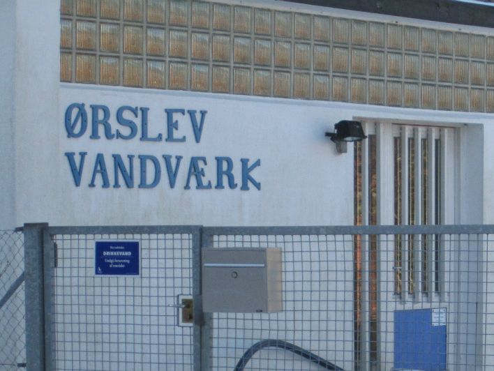Giftig bioaske fra Ringsted Halmfyret Varmeværk, deponeret på mark 200 meter fra denne vandforsyning i Ringsted ved Ørslev Vandværk. 200 meter fra dette vandværk i Ringsted er der deponeret 50-100 tons giftig bioaske med dioxin direkte ulovligt på landbrugsjord? Hvornår trækker det ned i grundvandet og forurener Vandværket? Faxe Kommune som har tilsyn med jorden har ikke svaret på min henvendelse om forureningen af landbrugsjorden i seks uger? Ringsted kommune som bioasken ligger på, har kastet bolden videre fordi jordbesideren af 