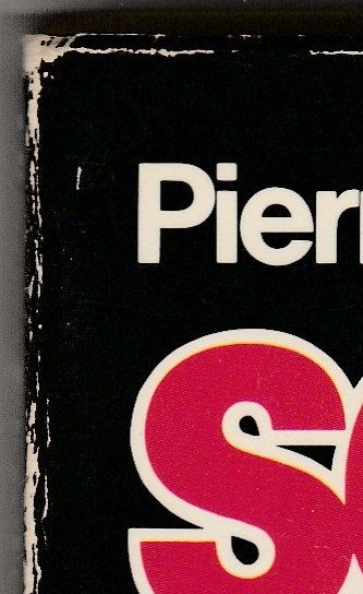 Støj er søvnens værste fjende siger verdens førende søvnforsker Pierre Fluchaire, for den slider vores nerver i laser om dagen, så vi ikke kan falde i søvn om aften, og den vækker os om natten. Jeg tror, at støj er den værste form for miljøforurening i de moderne bysamfund med deres maskiner, motorer, elektroniske medier og alt for mange mennesker. Man har skønnet, at støjen i de store byer er årsag til op mod halvdelen af alle nervøse lidelser og derfor også til megen søvnløshed. Det er slemt om dagen, men værre om natten, når støjen vækker os; trafikken, smækkende bildøre, højrøstende nattevrandere, naboer, der kommer hjem ud på de små timer, elevatorens brummen af infralyd, trampen i trappen, entrèdøren, der knaldes i, trampen i gulvet, deres nabo stemmer, gøende hunde, deres radio, fjernsyn.....Jeg har beregnet, at en motorcykellist, der brøler tværs gennem Paris ved nattetid, river ca. 250.000 mennesker ud af deres søvn. Der er også støj, som ikke kan høres. Det er den såkaldte infralyd med frekvenser under ca. 20 hertz. Den er overalt i vore byer, for den udsendes fra alle durrende maskiner og motorer, i køleskabe og vaskemaskiner, i biler, busser, tog o.s.v., og den er årsag til søvnløshed i mange soveværelser, hvor der syntes at herske total stilhed. Megen søvnløshed i middelhavslandene skyldes mistralen og sciroccoen, for disse to vinde fylder luften med infralyd med frekvenser omkring 0,6 hertz.