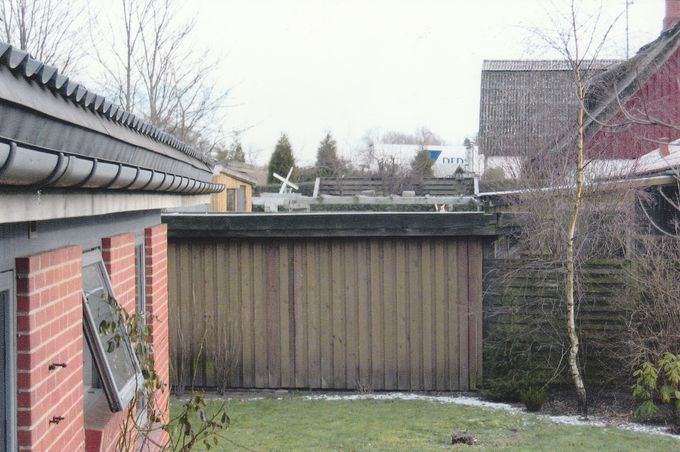 I baggrunden kan man lige skimte lastbil med kølercontainer holdende 80 m fra beboelse, der kastede lydbølger ind i tagkonstruktionen med deraf voldsom infralyd i weekenden på varme sommerdage og som var termostatstyret alt efter temperatur om sommeren 1997-1999. 