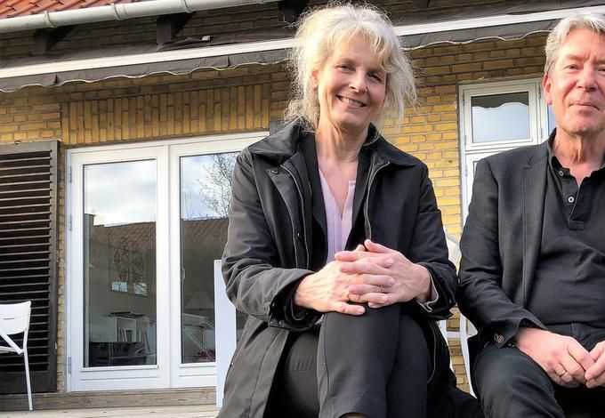 Anne Knudsen og Steen Valgreen-Voigt foran deres hus i Birkerød 