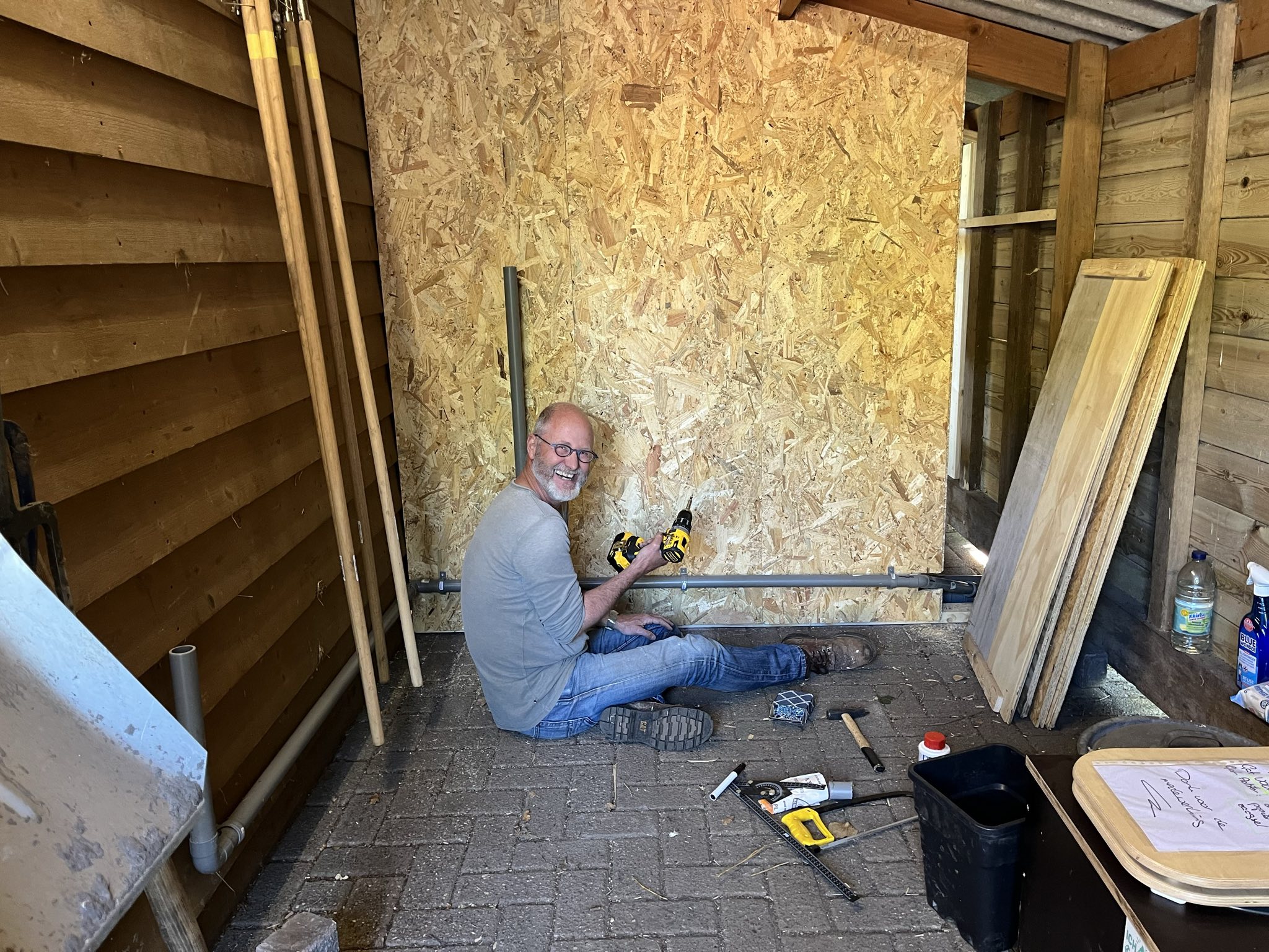 ‘achter de schermen’ wordt door Andries  hard gewerkt aan de wc!