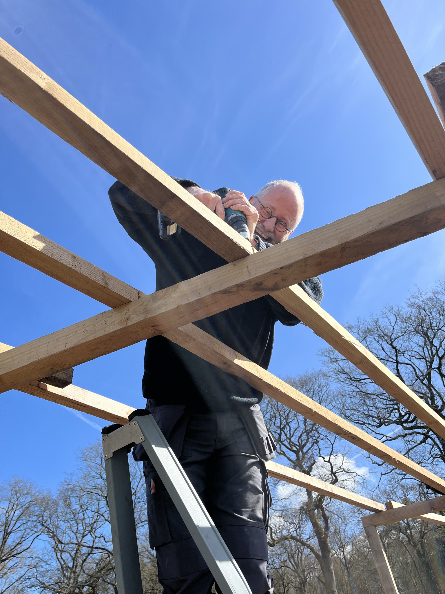 De pergola is bijna af.