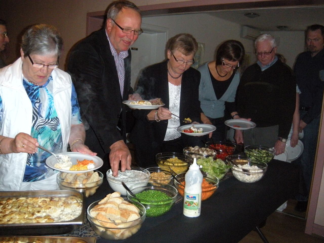 Claus maser sig ind mellem damerne ...