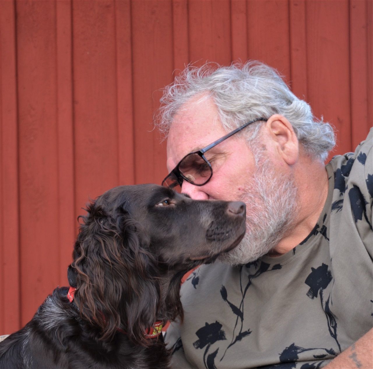 Mica är en riktig goskit älskar att mysa