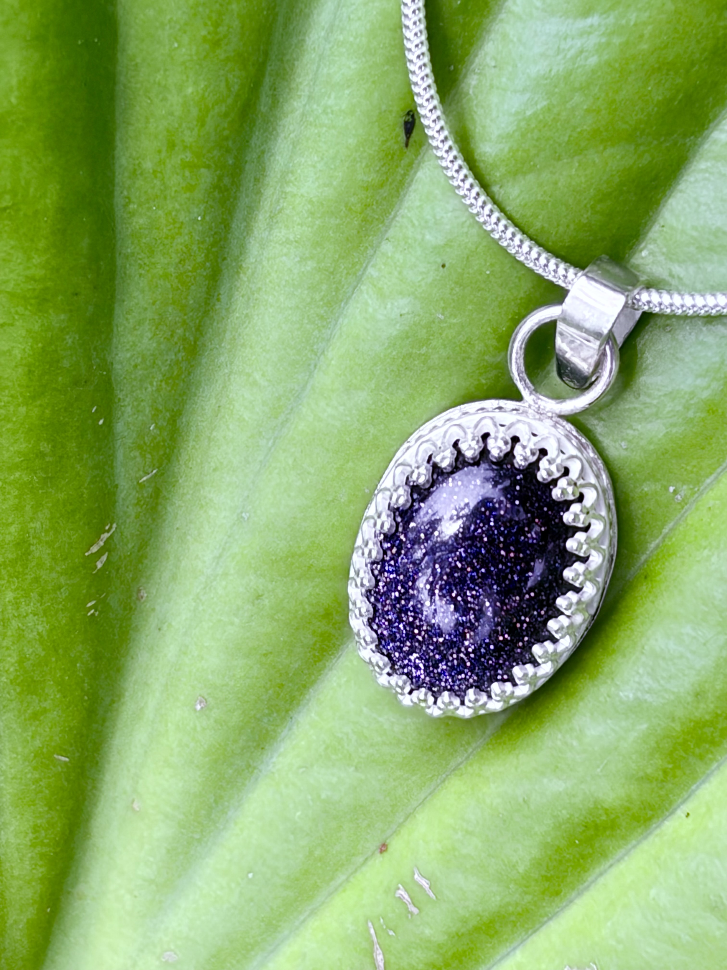 Moon dust: zilveren hanger met goudsteen