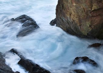 GSY 010 - Rushing in - seashore - high colour contrast - large photo f