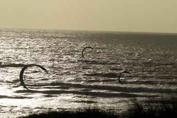 MC 20 087 - Kite surfing Thurston sands - seascape - custom picture fr