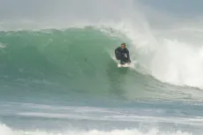 MC 19 011 - Smart Brother tames 15ft waves seen cove Cornwall - a-surf