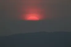 MC 19 014 - Sunset Holden hill - a-red-sun-is-shining-through-the-fog