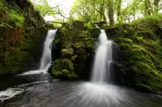 MC 20 100 - a-waterfall-in-the-forest
