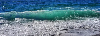 MC 20 108 - a-wave-rolls-in-on-the-shore-of-a-beach