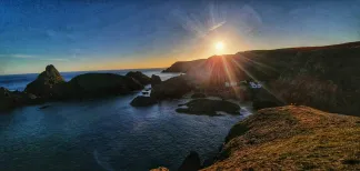 MC 20 116 - Kynance cove Cornwall - the-sun-is-setting-over-the-ocean-