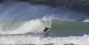 MC 20 131 - a-surfer-is-riding-a-wave-in-the-ocean