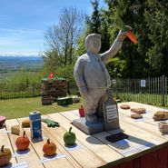 UBP-Tisch und Wildbienenkasten