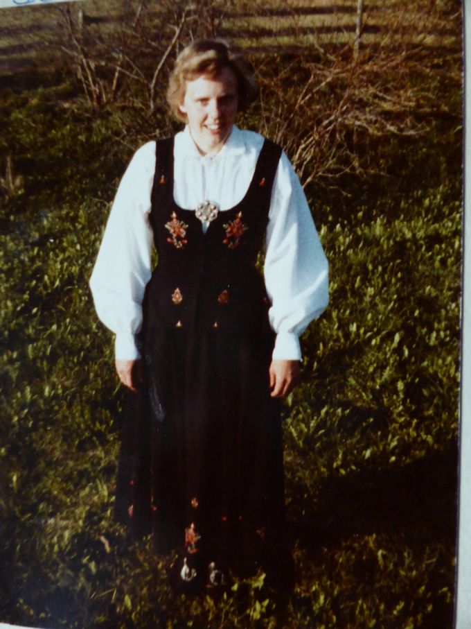Her er jeg og bunaden etter svigermor.  Dette er i 1980