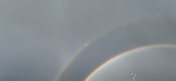 Regnbue over strandtorget. (Dessverre en finger med oppe i høyre hjørne)