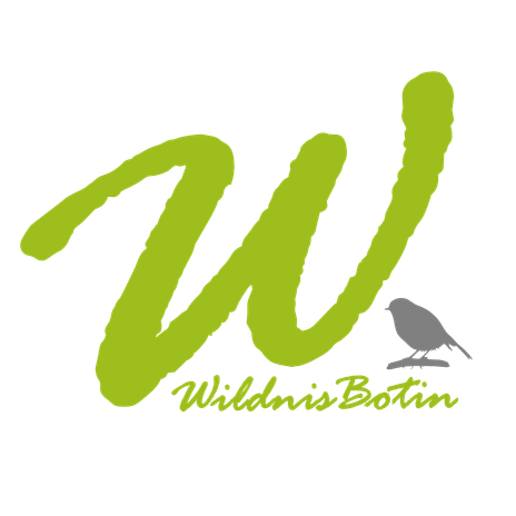 Grosses grünes W mit Fusszeile WildnisBotin.de und kleiner Vogelsilhoutte unten rechts