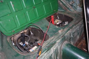 De 2 6-voltsbatterierna laddas.