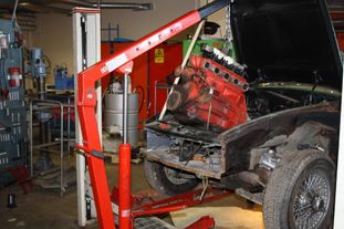 Motor och växellåda lyfts ur.