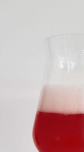 Færdigt resultat. Flot hvidt skum der holder til sidste dråbe. Cremet og yderst drikkevenlig. Kan med fordel kombineres med en isterning eller lidt halvsød champagne, hvis dette ønskes