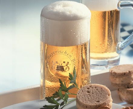 Den bayerske snack med Obazda smager godt til en Münchner Helles.