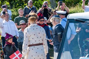 Dronningen bliver budt velkommen af en lille sønderhopige