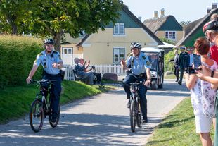 Cykelbetjente sørger for trafikken i Sønderho