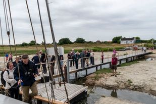 Gæster på havnen byder Rebekka velkommen