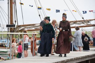 Fanøkvinder går i land ad den nye havnebro