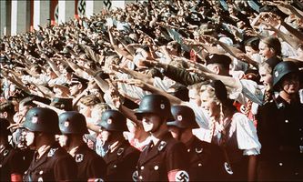 La mención de “habrá brazos que se levantarán, procedentes de él; y realmente profanarán el santuario”, parece aludir al saludo Nazi a la manera romana. Un saludo al führer, Adolfo Hitler como un emperador romano, dios de la nación, profanando al mismo tiempo el Santuario (lugar de la adoración exclusiva de Jehová Dios), con esta adoración humana impura La mención de “habrá brazos que se levantarán, procedentes de él; y realmente profanarán el santuario”, parece aludir al saludo Nazi a la manera romana. Un saludo al führer, Adolfo Hitler como un emperador romano, dios de la nación, profanando al mismo tiempo el Santuario (lugar de la adoración exclusiva de Jehová Dios), con esta adoración humana impura