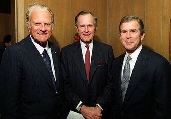 Billy Graham (Izquierda), un predicador evangélico bautista protestante, a quien el presidente consultó antes de comenzar esta primera Guerra del Golfo, como Billy Graham (Izquierda), un predicador evangélico bautista protestante, a quien el presidente consultó antes de comenzar esta primera Guerra del Golfo, como