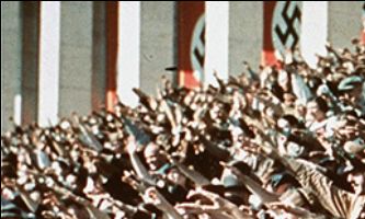 Dos versículos 30b até 35, é a descrição da atitude blasfemadora que teve particularmente Hitler, fazendo-se passar por um deus romano que o povo de Alemanha tinha que “adorar”, e “erguer-se-ão braços procedentes dele; e eles hão de profanar o santuário”. Sim, o povo de Alemanha usaram os seus “braços” para “profanar o santuário” e adorar um simples homem em vez de adorar a Deus