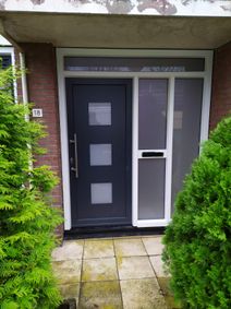 Voordeur met twee zijlichten 