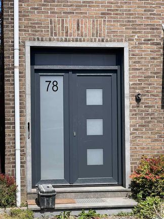 nieuwe voordeur zalmkozijnen