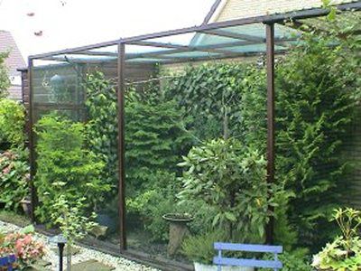 

Een dichtbeplantte volière